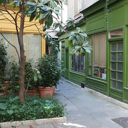 Petit - Oasis In Marais Apartament