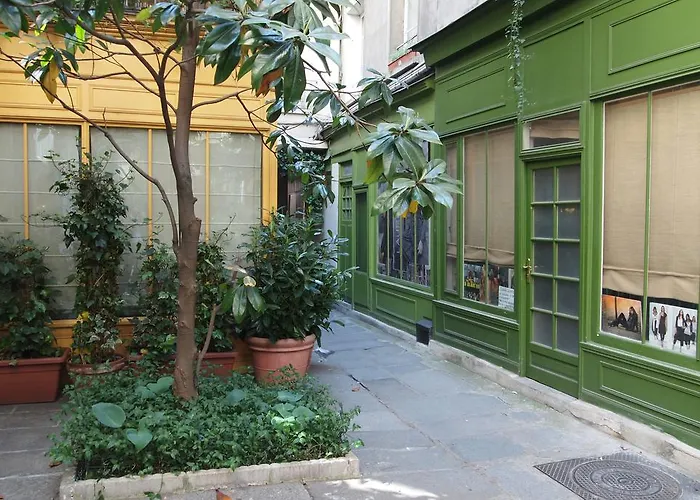 Petit - Oasis In Marais Apartament